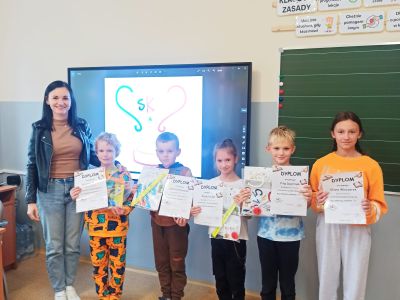 zdjęcie nagrodzonych uczniów